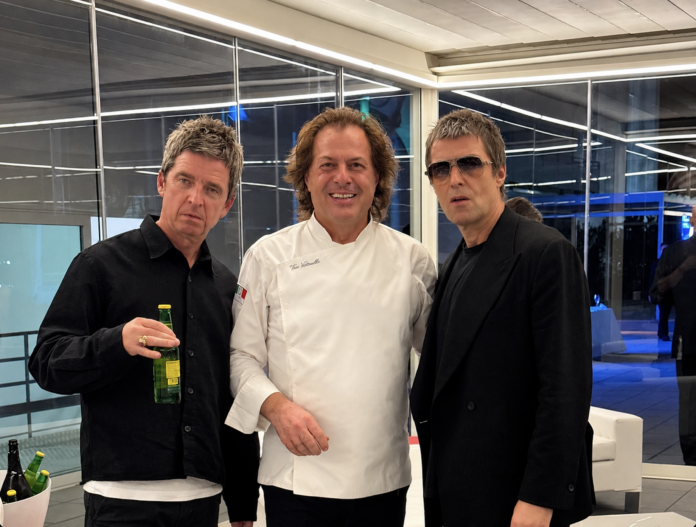 Tino Vettorello con gli Oasis